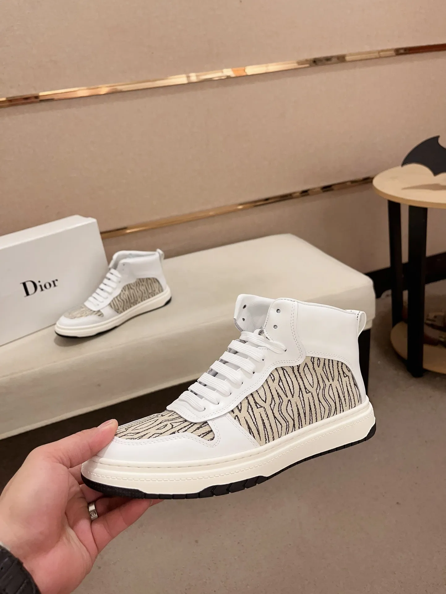 Men's shoes💰 420💰🇮🇹🇮🇹Dior d The new high-tops are on sale at the same time at the counter. The uppers are 🇮🇹 Italian imported first-layer cowhide, and the fully imported sheepskin lining is 💪💪. It is a complete 1⃣️ to 1⃣️ replica 🇮🇹💪💪. ⚠Sole: The original sole is specially provided by the original factory. The exclusive movable molded sole is super comfortable. ⚠Original factory follow-up goods, 🔍🔍high quality, you can enter and exit the counter at will, welcome to compare⚠. Code number:38-44